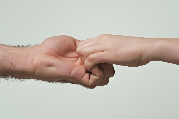 Foto mano amica che tiene la mano da vicino dando una mano amica per salvare il gesto di aiuto o la salvezza delle mani