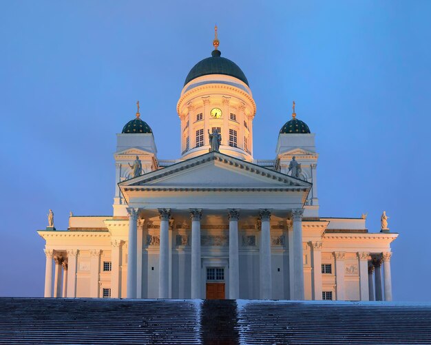 冬の夕方、フィンランドの元老院広場にあるヘルシンキ大聖堂。