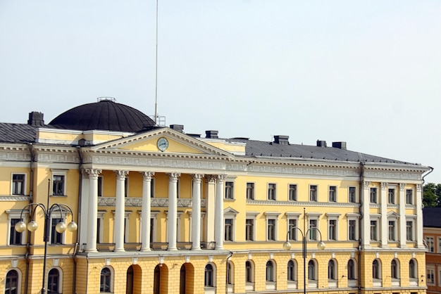 Photo helsinki senate square and the building of senate at sunset finland