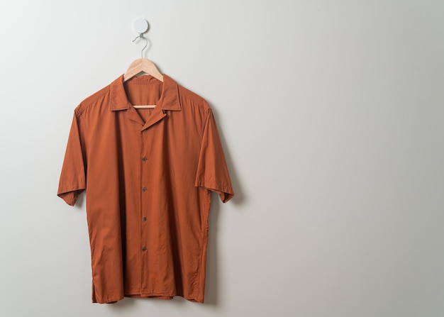 hemd met houten hanger op de muur