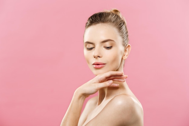 Hemdloze vrouw op roze achtergrond
