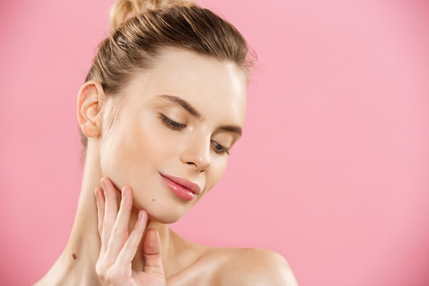Hemdloze vrouw op roze achtergrond