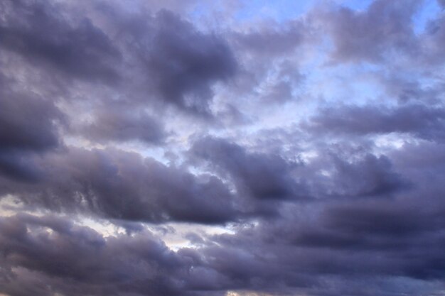 Hemel achtergrond; donkere wolk aan de hemel