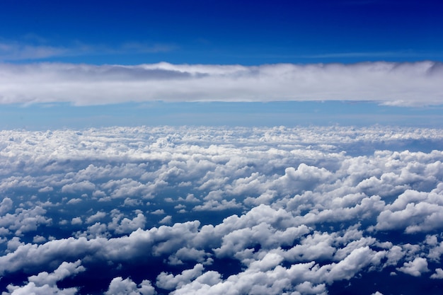 Hemel boven het wolkenaanzicht vanuit vliegtuig