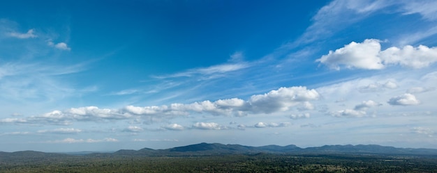 Hemel boven kleine bergen