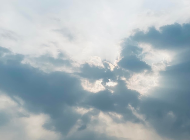 Hemel en pluizig wolkenlandschap in de ochtend is ongelooflijk rustgevend om de daghemel en donzige wh te beginnen