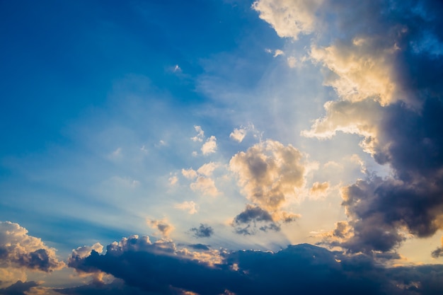 Hemel en wolken vóór zonsondergangachtergrond