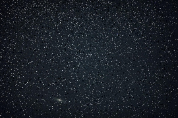 Hemel in de nacht met sterren, planeten en kometen