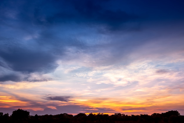 Hemel in zonsondergangtijd