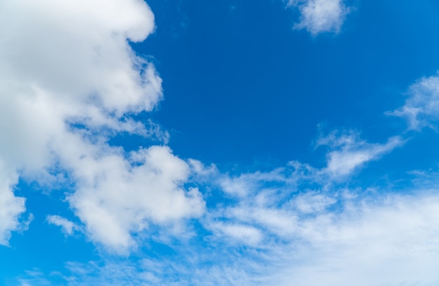 Hemel met blauwe en witte pluizige wolken