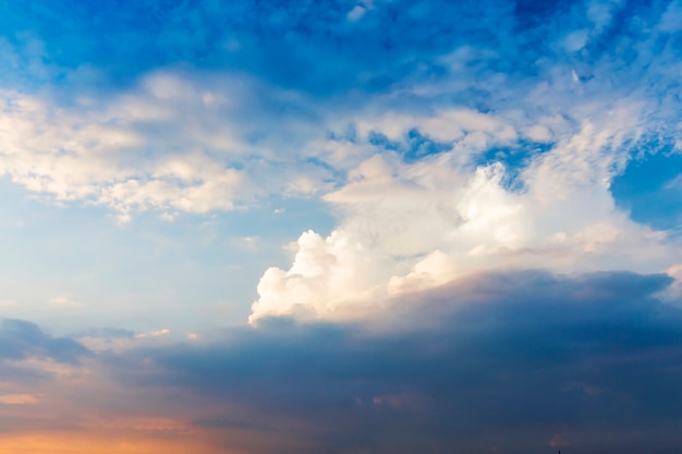 Hemel met blauwe en witte wolken