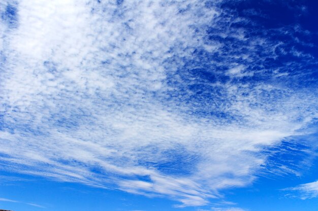 Hemel met witte wolken op zonnige dag