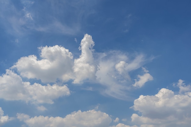 Hemel met witte wolken patroon achtergrond. Lucht en wolken bij daglicht. Buiten natuurlijke abstracte achtergrond.