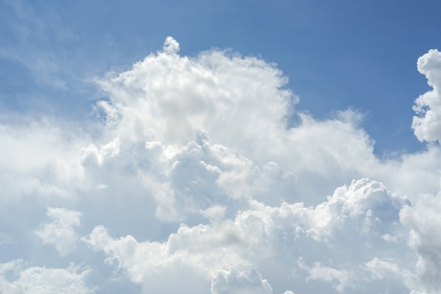 Hemel met witte wolken patroon achtergrond. lucht en wolken bij daglicht. buiten natuurlijke abstracte achtergrond.