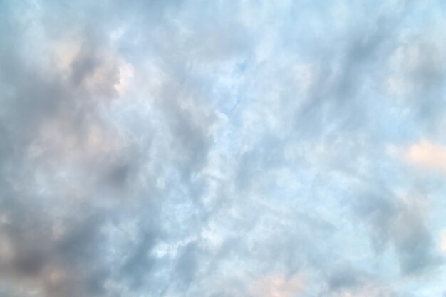 Hemel met wolken Avondlucht met gekleurde wolken bij zonsondergang na de regen