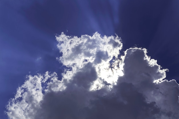 Hemel met wolken en de zon schijnt een straal mooie hemel