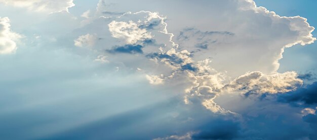 Hemel met wolken en zonachtergrond