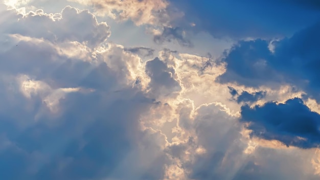 Hemel met wolken en zonachtergrond