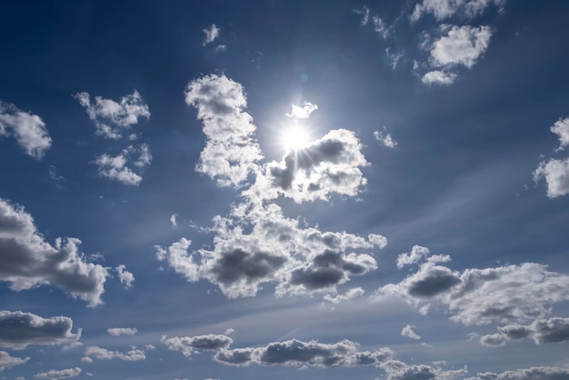 hemel met wolken op een zonnige lente dag de zon schijnt door de wolken in een blauwe bewolkte hemel