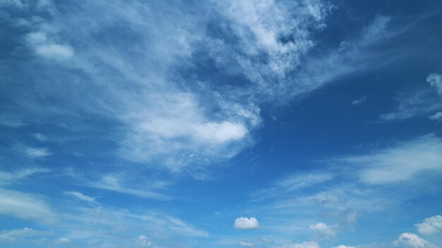 Hemel na de storm majestueuze verbazingwekkende blauwe hemel met cirrus wolken natuur wolken bewegen