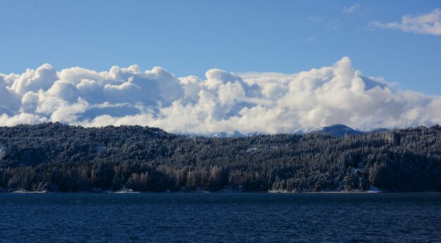 Hemel sneeuw bergen wolken en meer allemaal samen