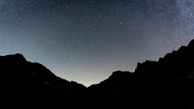 Hemel vol sterren boven alpine vallei met bergen silhouetten Slowakije Europa