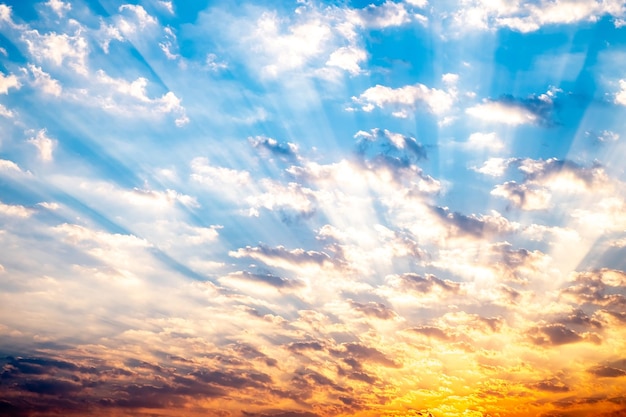 Hemel zonsopgang zonsondergang luxe zachte gradiënt oranje gouden wolken en gouden zonlicht tussen groep van blauwe clound hemel perfect voor de achtergrond neem in everningTwilight high definition landschap foto