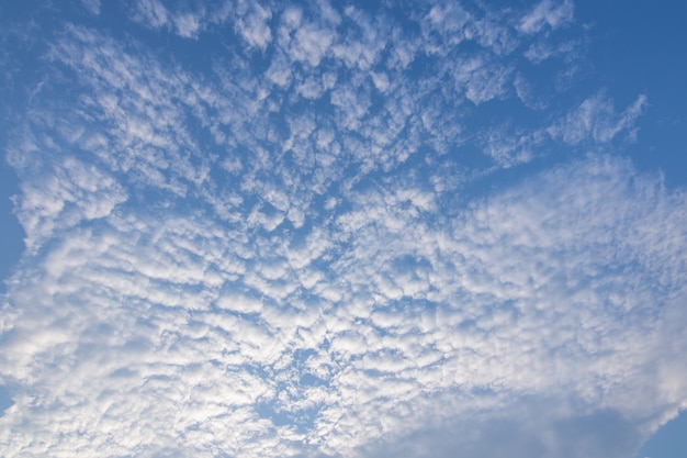 Hemelachtergrond en wolken in de dag