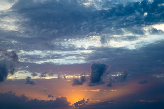 Hemelachtergrond met kleine wolken