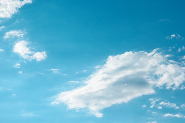 Hemelachtergrond met witte wolken