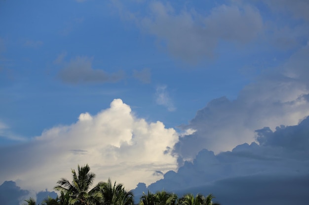 Hemelachtergrond met wolk op een dag