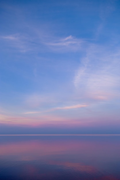 Hemelachtergrond op zonsondergang kleurrijke wolken Natuur abstracte compositie met reflecties op zeewater Natuuromgeving