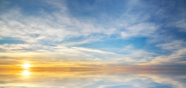 Hemelachtergrond op zonsondergang