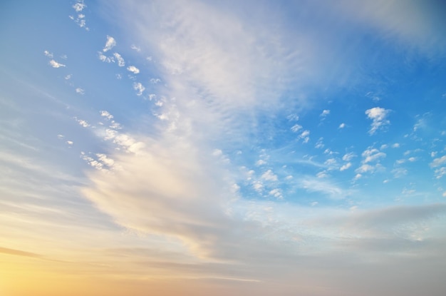 Hemelachtergrond op zonsondergang