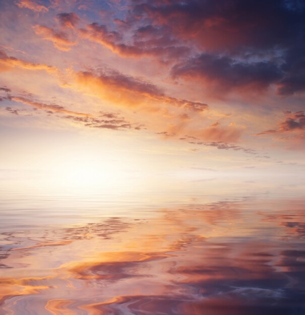 Hemelachtergrond op zonsondergang