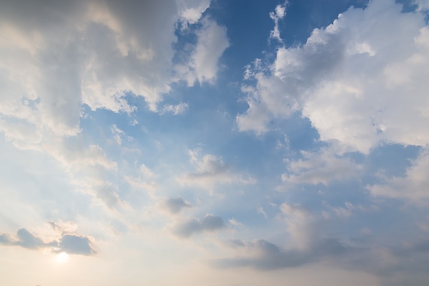 Hemelachtergrond, wolken en zonlicht