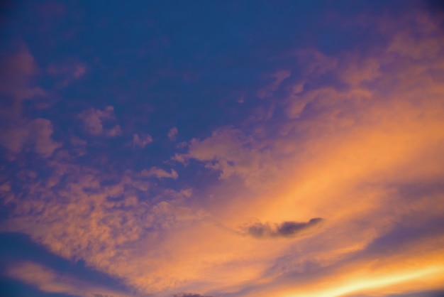 Hemelgradiënt van blauw tot oranje zonsondergang