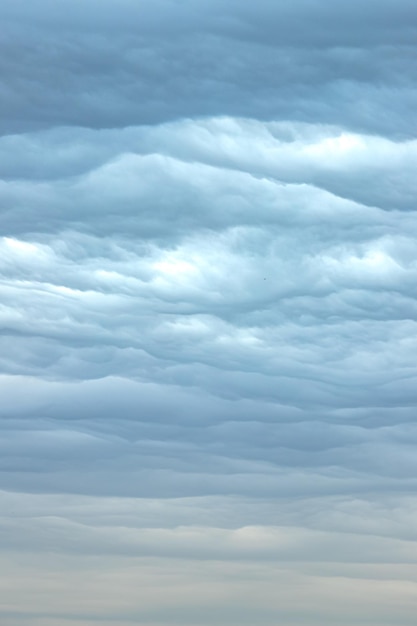 Hemels patroon Zachte kleuren van de bewolkte lucht Koud en warm Foto van prachtige natuur