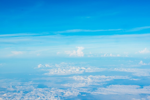 hemelsblauw en wolkenschoonheid in Thailand