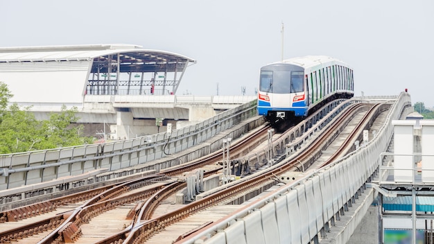 Hemeltrein in Bangkok die op een staalspoor lopen aan het station