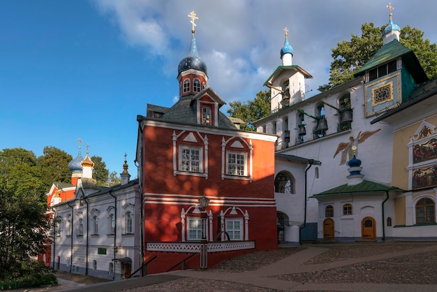 Hemelvaartkathedraal Grote Belfort en sacristie in Pechersky-klooster Pechory Pskov-regio Rusland