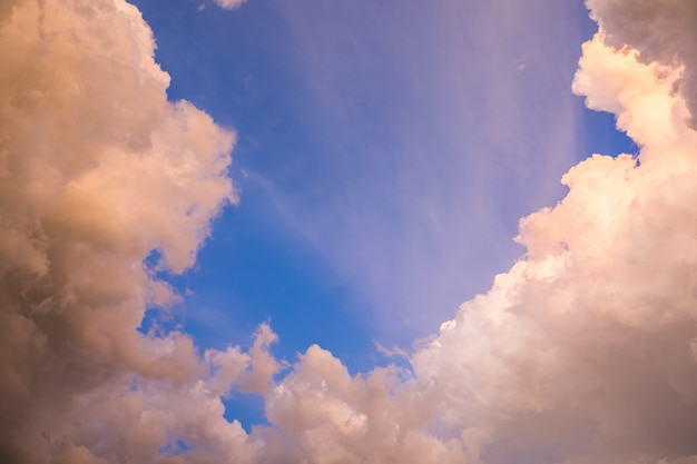 Hemelwolk goud met blauwe prachtig