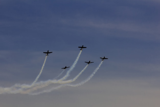 Hemelwolken vliegtuigen luchtshow