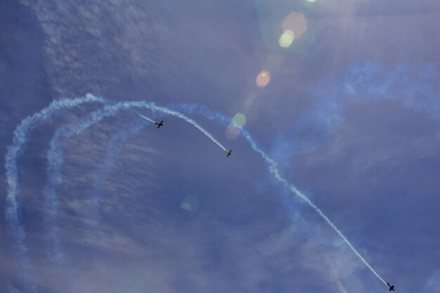 Hemelwolken vliegtuigen luchtshow