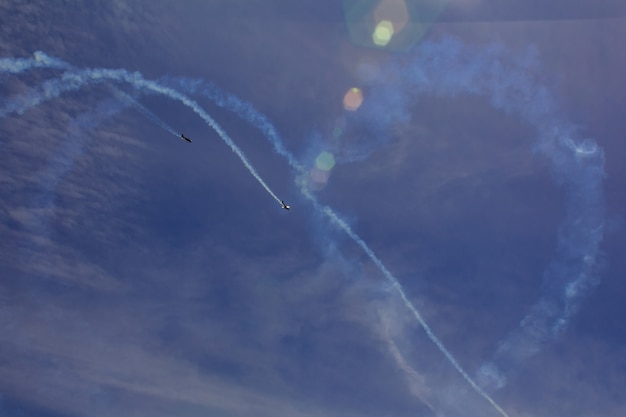 Hemelwolken vliegtuigen luchtshow