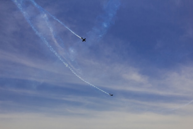 Hemelwolken vliegtuigen luchtshow