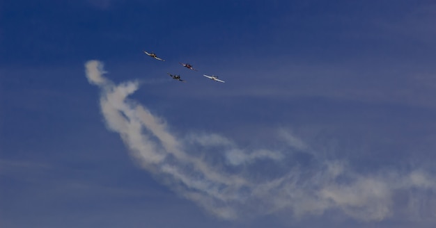 Hemelwolken vliegtuigen luchtshow