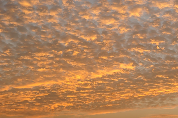 Hemelzonsondergang met wolken