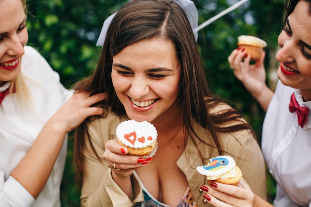 Addio al nubilato. festa di matrimonio. donne ad una festa.