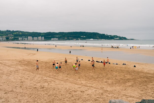 Photo hendaye spain august 12th 2023 the tourist and long beach of hendaye in the morning